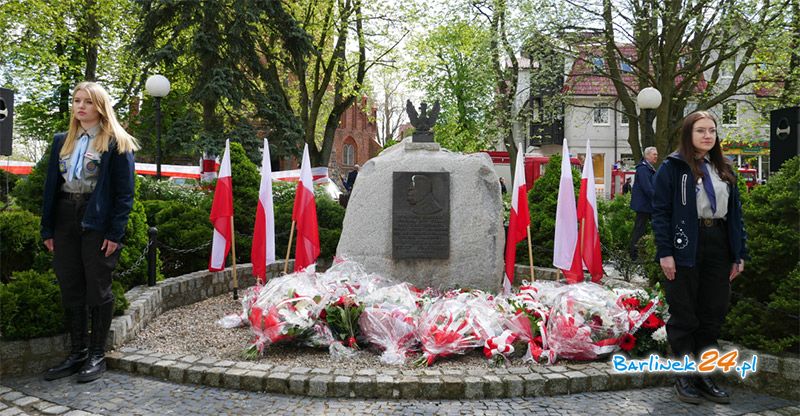 ZŁOŻONO KWIATY POD OBELISKIEM MARSZAŁKA PIŁSUDSKIEGO