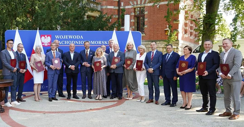 PODPISANIE UMOWY NA REMONT DROGI POWIATOWEJ NR 2111Z NA TERENIE GMINY NOWOGRÓDEK POMORSKI I GMINY BARLINEK